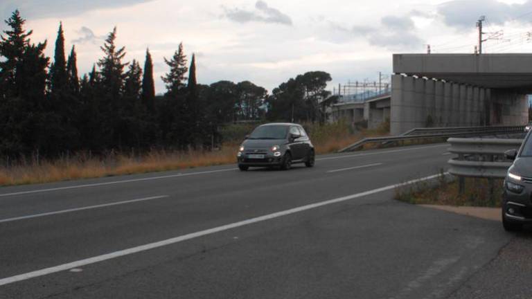 Dos Heridos Al Caer Una Autocaravana A Una Riera Desde La Ap En Cambrils