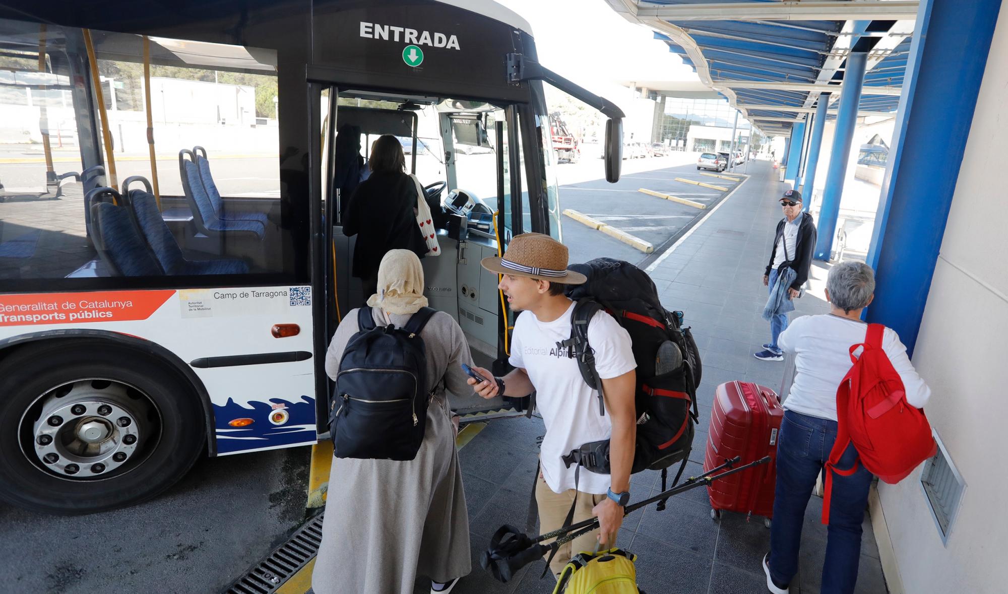 Quejas porque los autobuses de la estación de Camp de Tarragona no permiten  pagar el billete con tarjeta de crédito