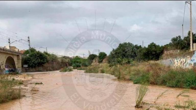 $!El paso que quedará cerrado ya que es un punto de concentración de riera y torrentes pero muchos pasan por él en coche.