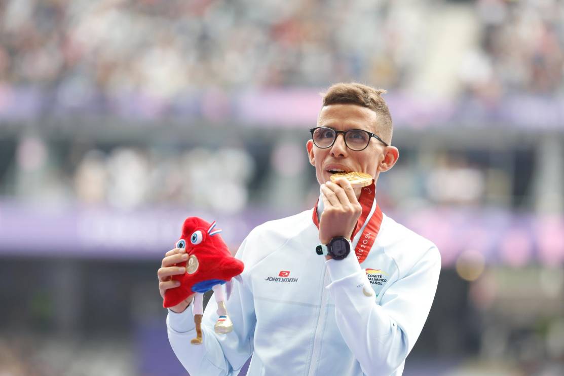 Yassine Ouhdadi posa con la medalla de oro lograda en París. Foto: EFE