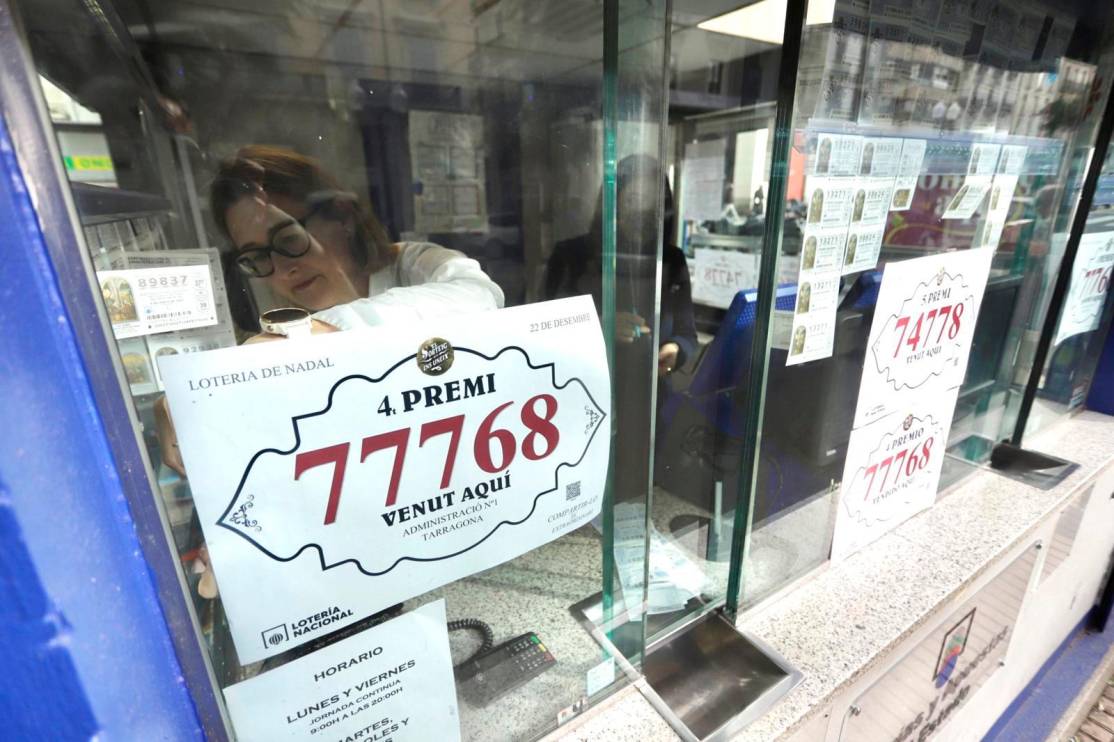 El kiosco de la Rambla Nova que ha vendido la serie del cuarto premio y un décimo del quinto. La administración que más fortuna ha repartido este año. Foto: Marc Bosch