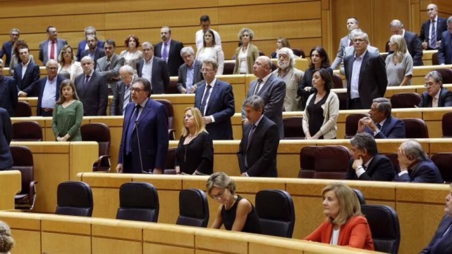 La oposición, puesta en pie, protesta por la ausencia del presidente del Gobierno, Mariano Rajoy, en el Senado. Se observa a cinco de los seis senadores tarraconenses de la pasada legislatura: Maria
