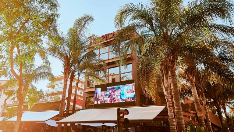 La discoteca Tropical Salou se encuentra en la esquina entre las calles Carles Buïgas y Murillo.