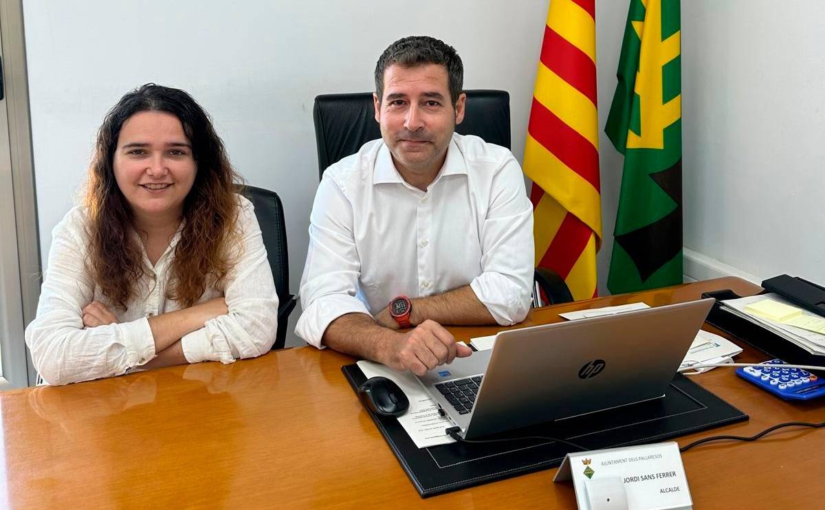 Maria Grau i Jordi Sans a l’ajuntament dels Pallaresos. foto: cedida