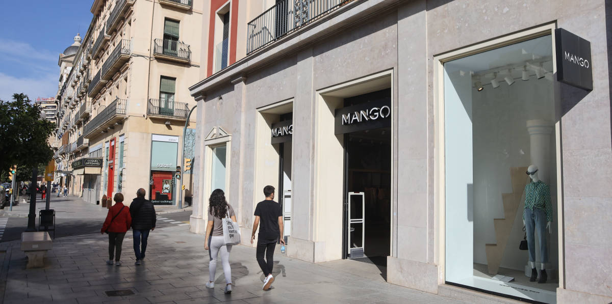 mezclador álbum codo Mango se marcha de la Rambla Nova de Tarragona