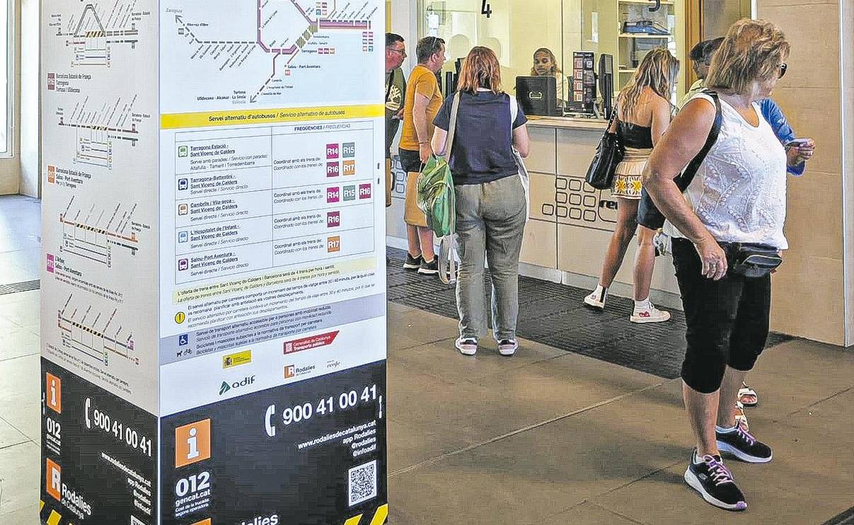 Uno de los totems informativos sobre el corte en la estación de Tarragona. foto: N.R.