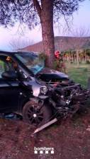 El coche accidentado. Fotos: Bombers de la Generalitat