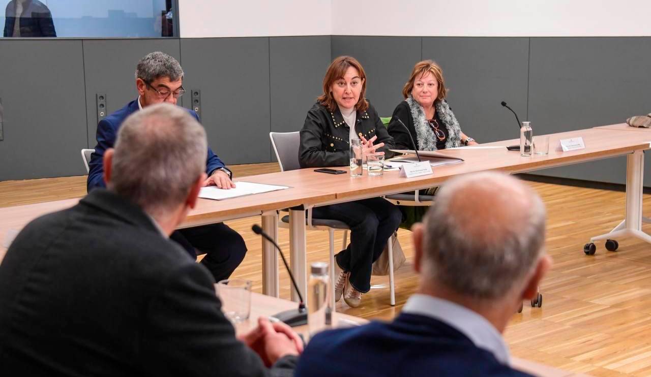 La consellera Sílvia Paneque reunida amb la Taula de Consens del Delta. Foto: ACN