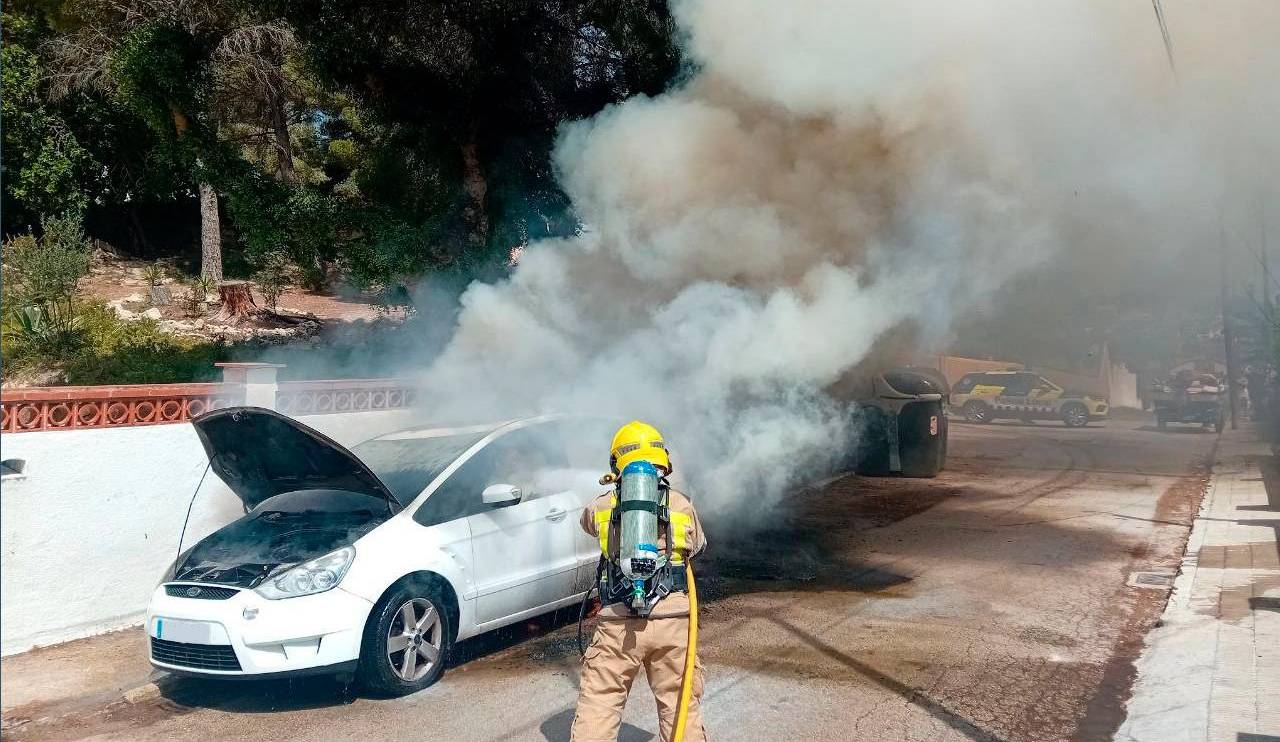 Un bombero apagando el fuego en Calafell. Foto: Bombers