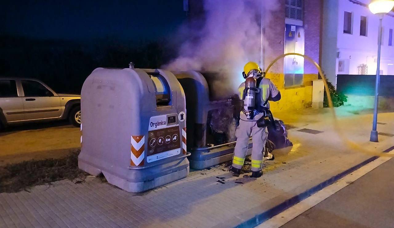 Bomberos apagando un incendio de contenedores en una imagen de archivo. Foto: Bombers de la Generalitat