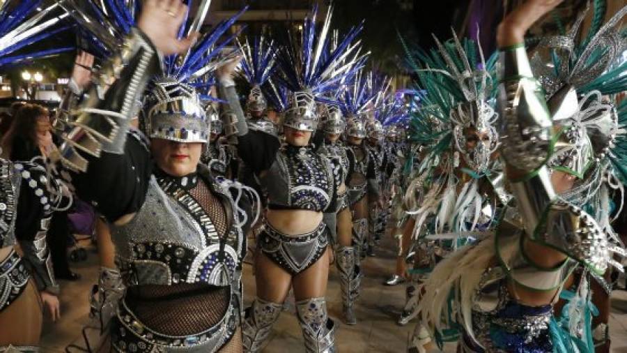 El séquito de los reyes inundó de fiesta y color las calles de la ciudad. foto: pere ferré