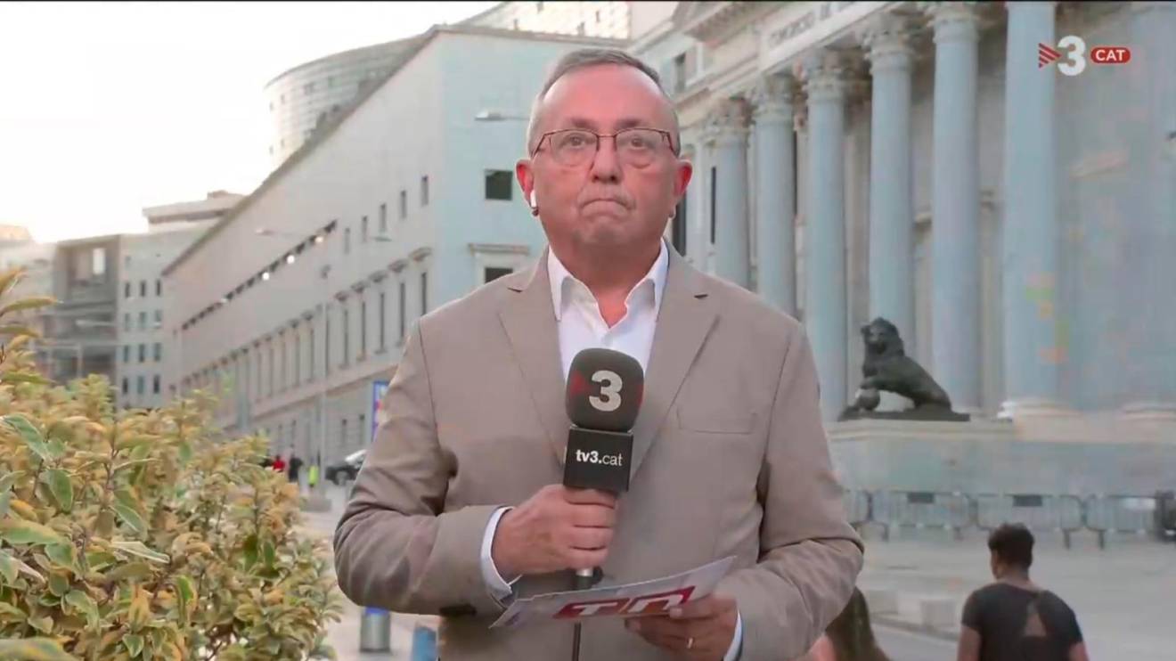 El periodista Josep Capella a les portes del Congrés dels Diputats. Foto: ACN