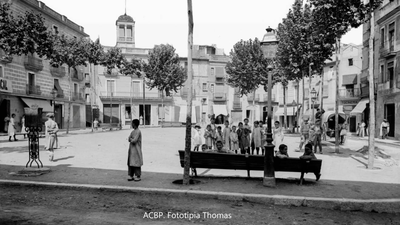 Imagen histórica de la plaza Nova de El Vendrell.