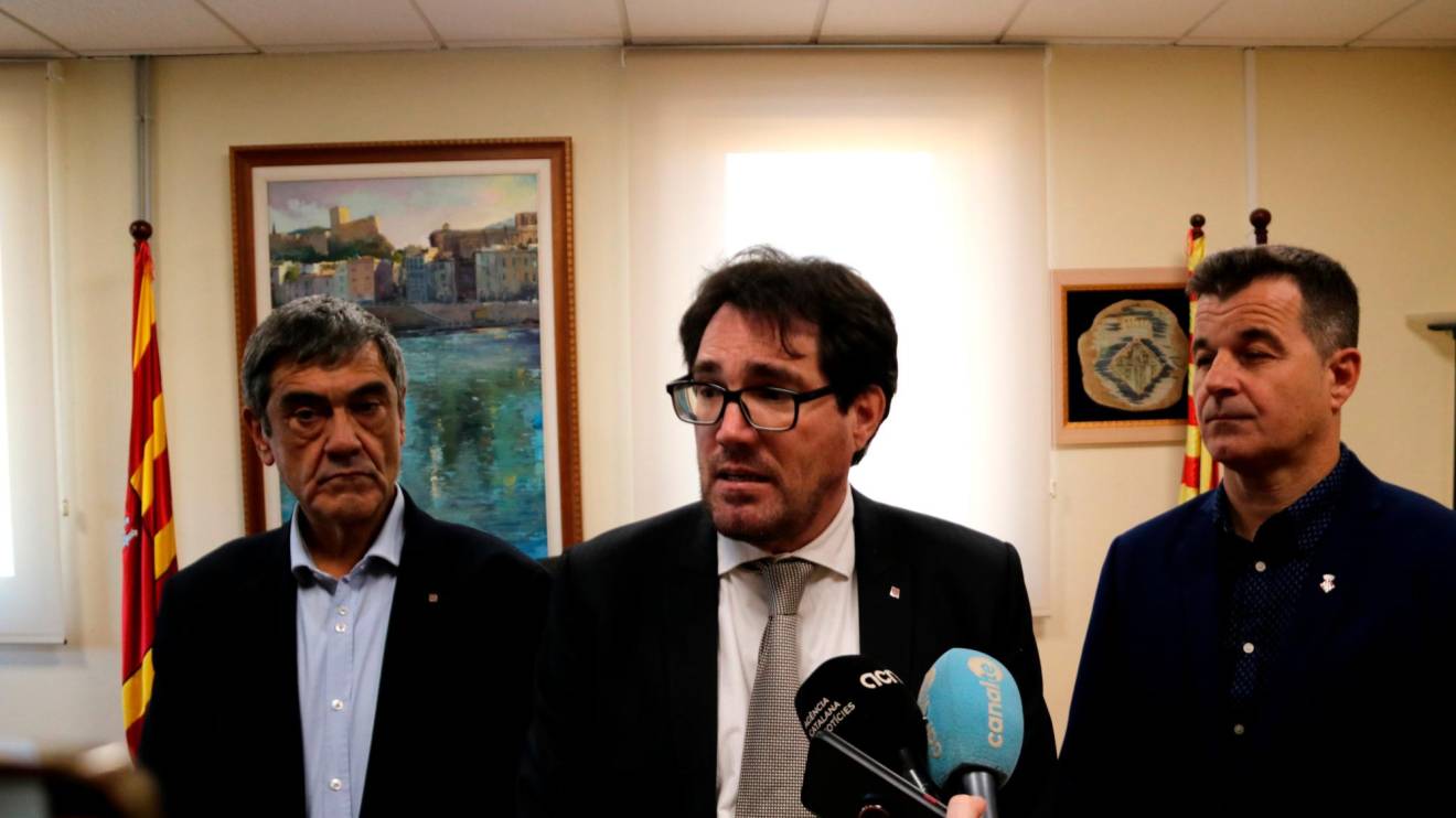 El delegat del Govern a l’Ebre, Joan Castor Gonell, el secretari d’Empresa i Competitivitat, Jaume Baró, i el president del Baix Ebre, Antoni Gilabert. Foto: ACN