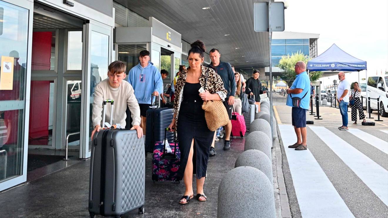 Turistes a l’Aeroport de Reus, a ple agost de l’any passat. FOTO: Alfredo González