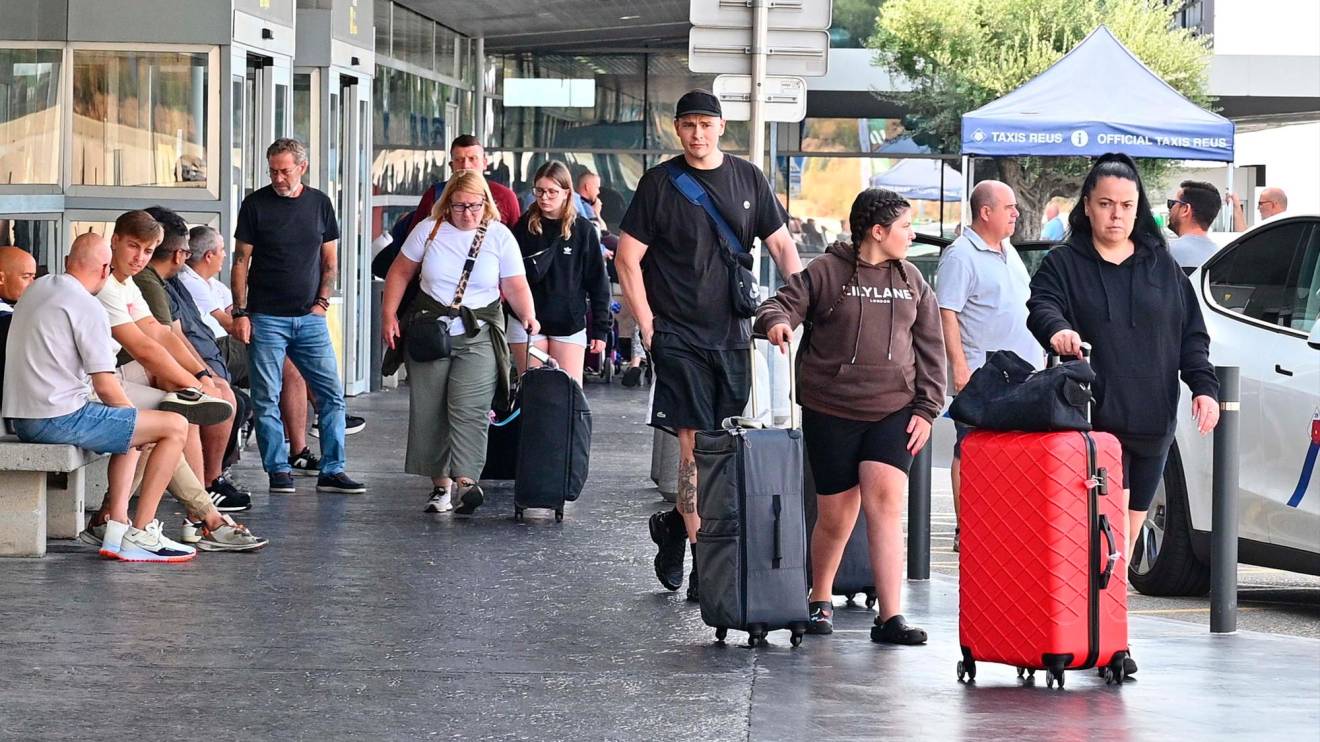 Passatgers a l’exterior de l’Aeroport de Reus, la temporada d’estiu 2024. Foto: Alfredo González