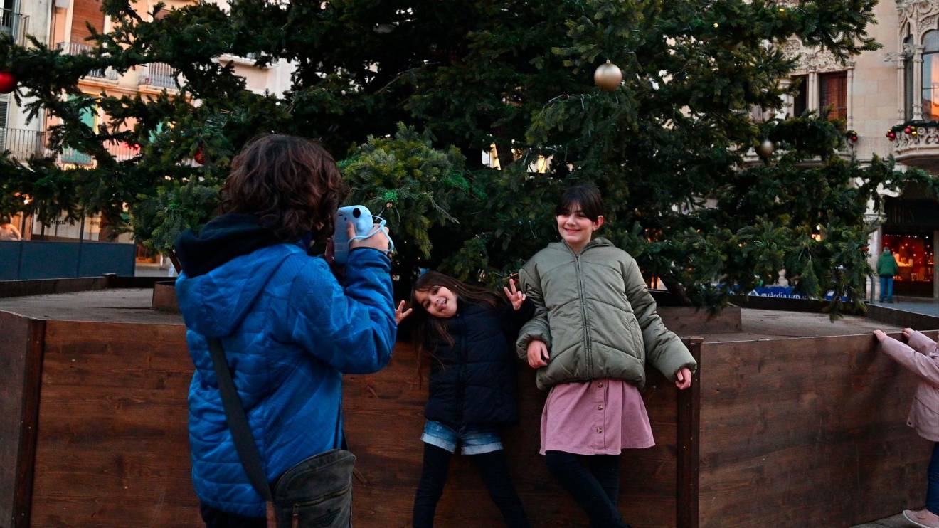 La Berta i la Maria sent fotografiades per l’Eladi, ahir a l’arbre del Mercadal. FOTO: Alfredo Gonzále