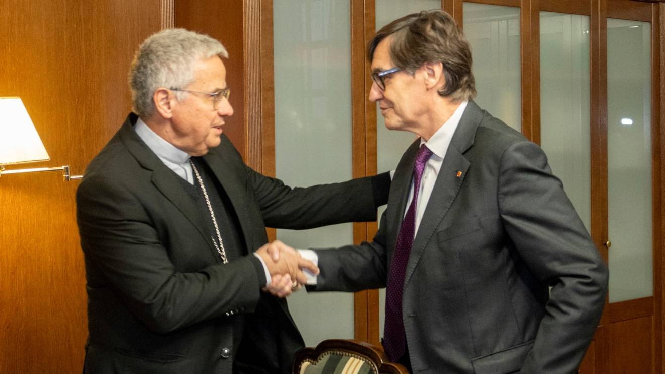 El saludo entre el arzobispo Planellas y el president Illa. foto: arquebisbat de tarragona