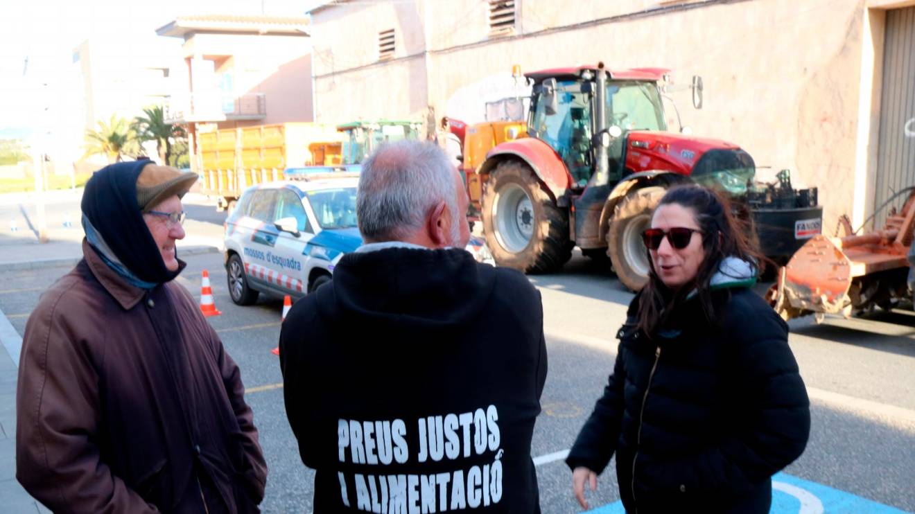 Concentració de pagesos i tractors davant del jutjat d’Amposta. Foto: ACN