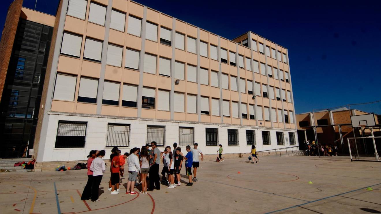 Un dels centres que podria perdre una línia és l’Institut Dertosa, antic Joaquín Bau. Foto: J. Revillas