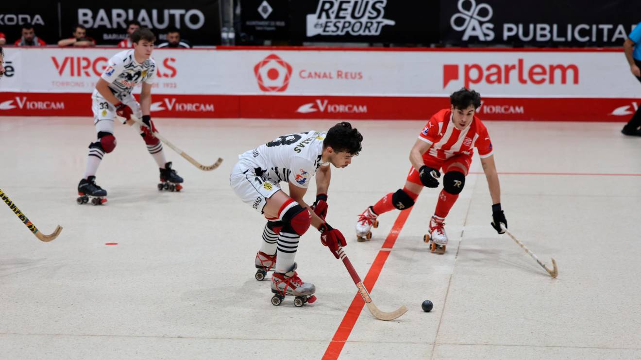 Martí Casas controla la bola durante una jugada del choque ante el Vic. Foto: Alba Mariné