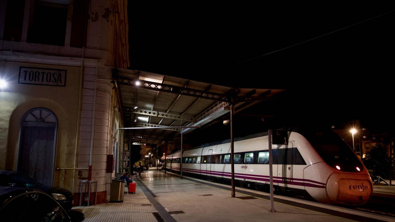 El tren Avant a l’estació de Tortosa, en la seua posada en marxa aquest mes d’octubre. Foto: J. Revillas