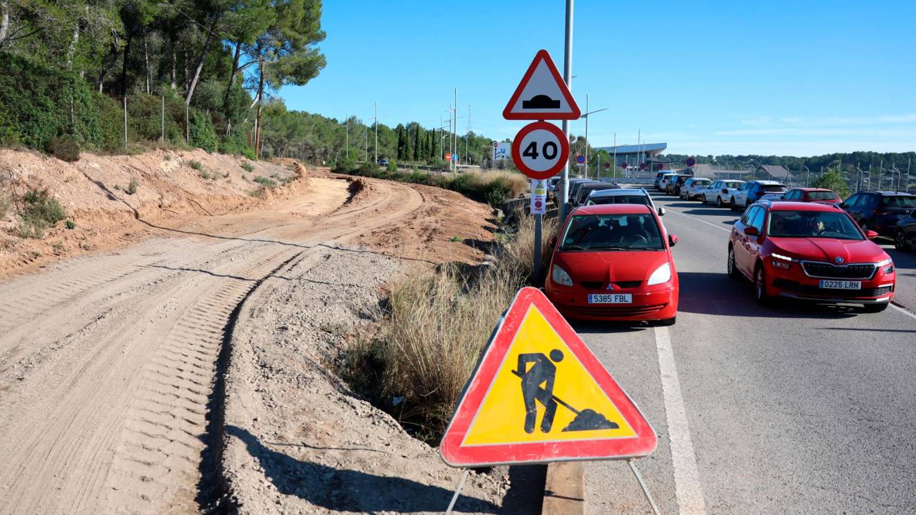 El movimiento de tierras empezó el pasado lunes, sin que el Ayuntamiento tuviera constancia de la operación. foto: Alba Mariné