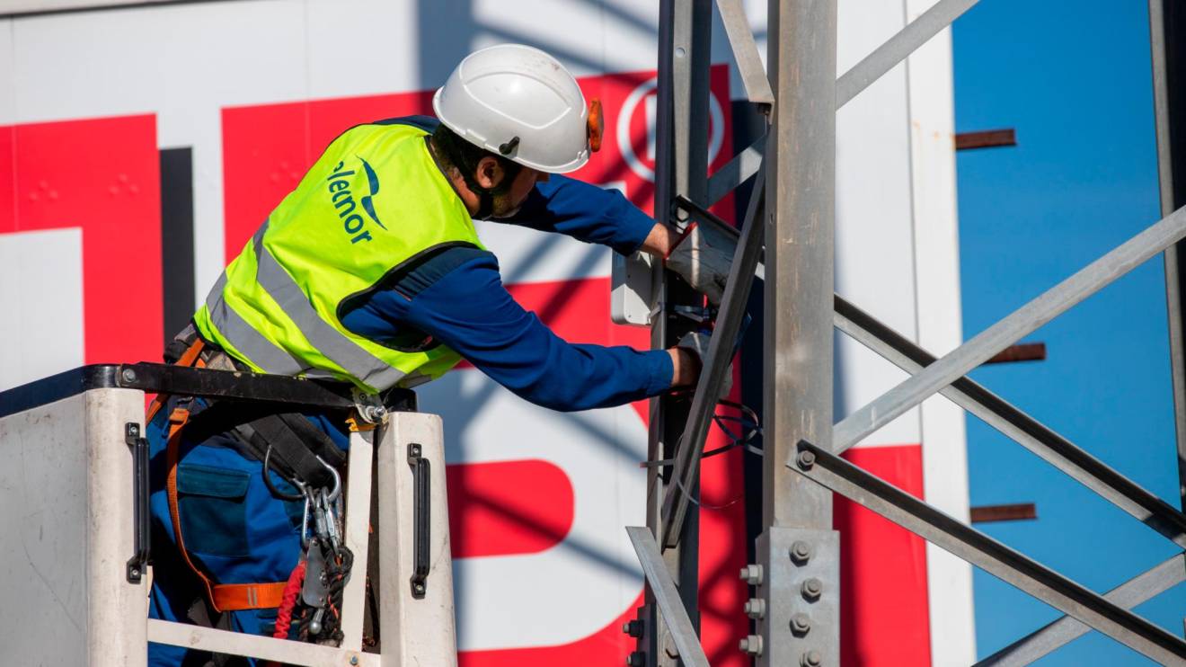 Instalación de uno de los sensores en Tarragona, en una torre eléctrica ubicada en el Camí Vell de Salou. Foto: Marc Bosch