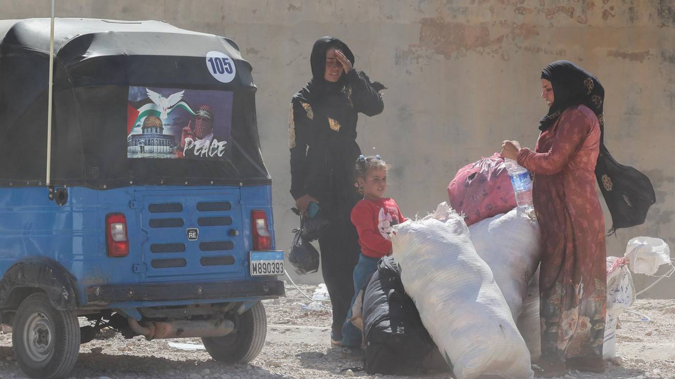 Refugiados sirios y libaneses que huyen de los bombardeos de Israel en el sur del Líbano y los suburbios de Beirut, caminan por el dañado cruce fronterizo de Massna, Líbano. Foto: EFE