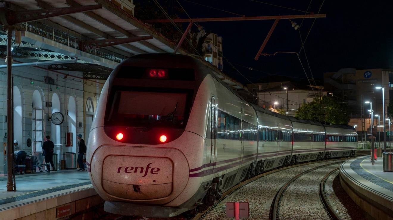 El tren Avant arribant a l’estació de Tortosa des de Barcelona a les 20.17 hores. Foto: J. Revillas