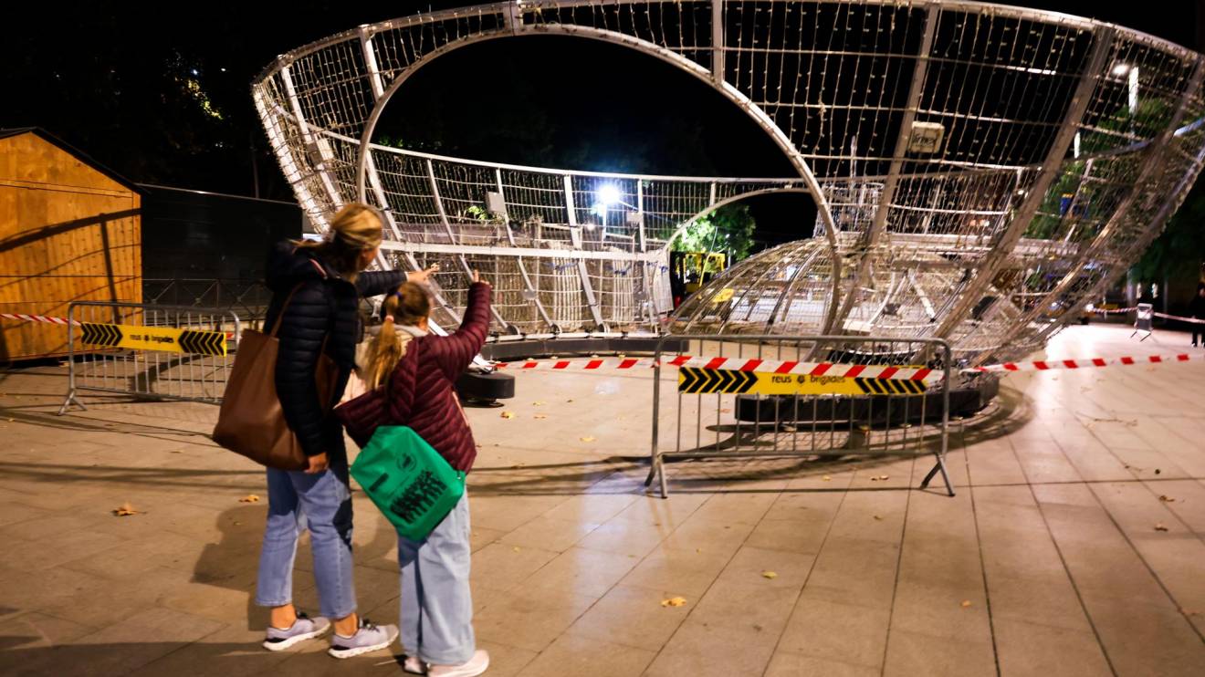 A la plaça de la Llibertat ja ah començat el muntatge de la gran bola lluminosa. FOTO: Alba Mariné