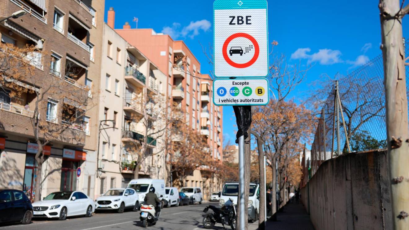 Reus ja ha desplegat els cartells de la Zona de Baixes Emissions. FOTO: Alba Mariné