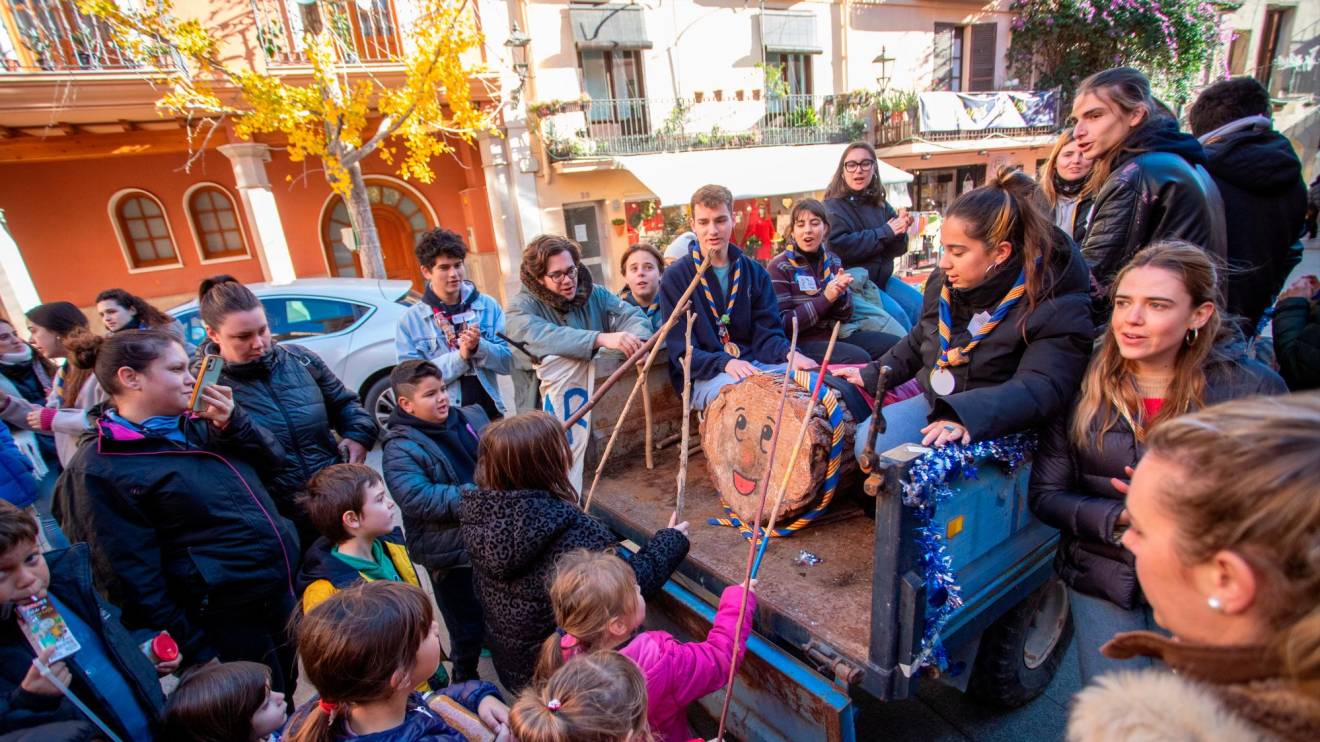 Uno de los momentos de la Cagada solidaria del Tió, en la plaza de la Vila de Cambrils. Foto: Marc Bosch