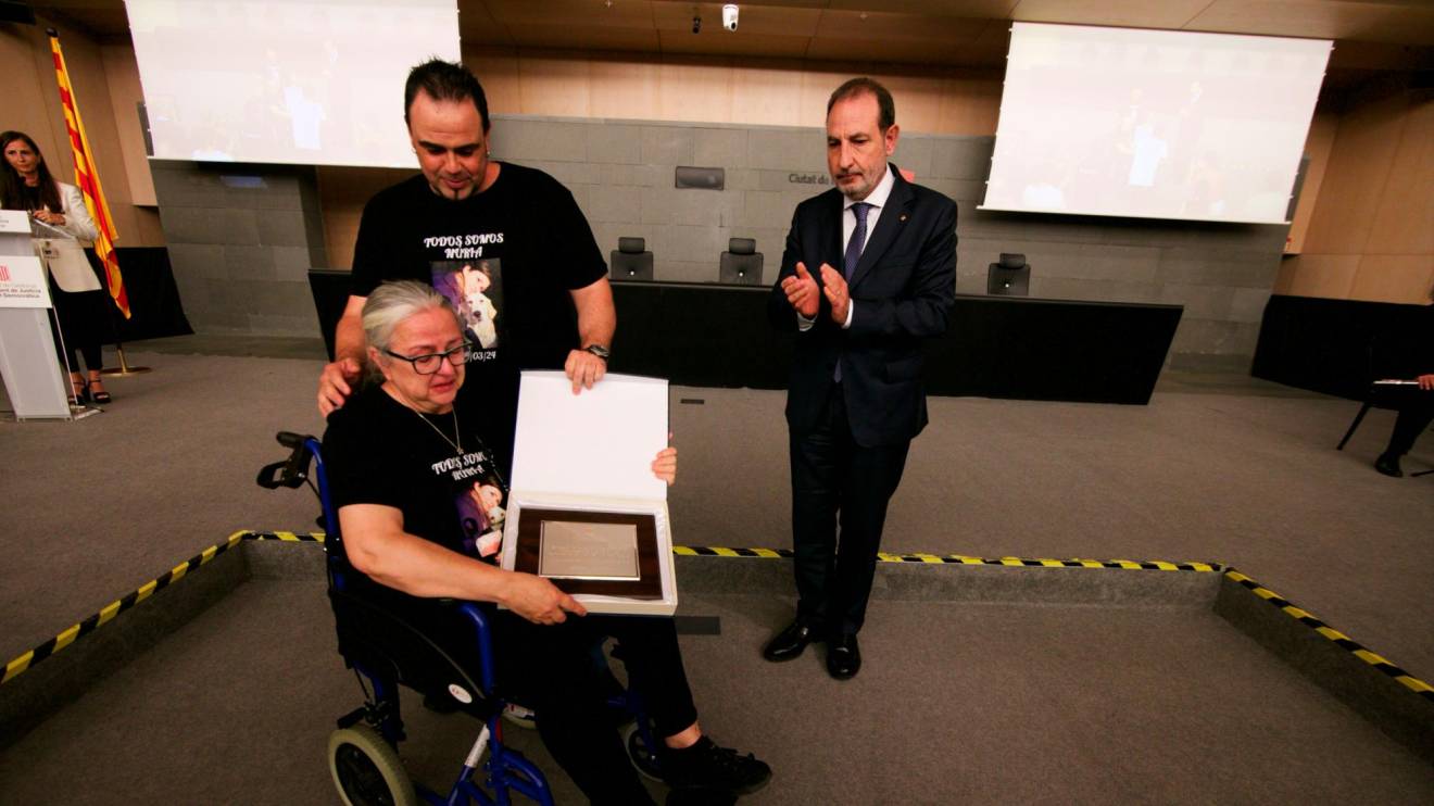 La hermana y sobrino de Núria López, recibieron la placa del conseller Espadaler. Foto: Departament de Justícia