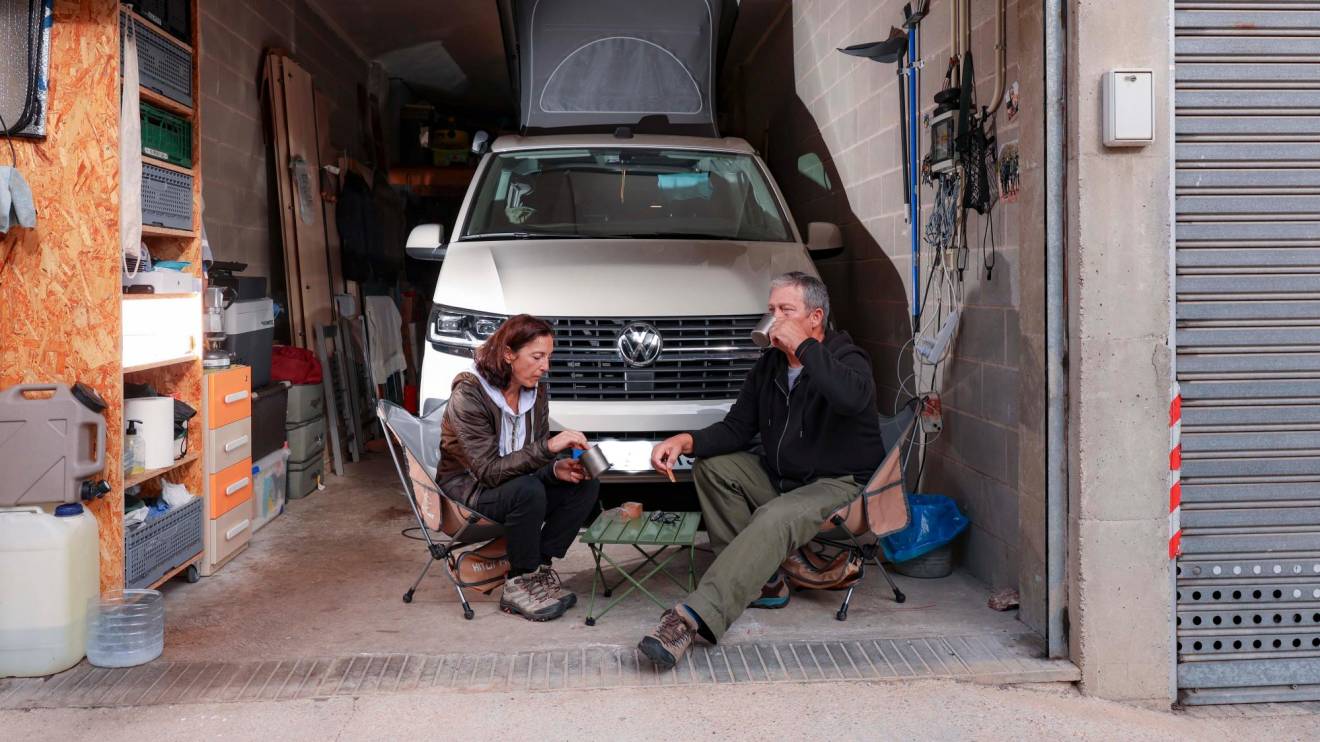 Ester Pascual y Josep Calero, ayer, en su furgoneta, en un garaje de La Floresta. Foto: Àngel Ullate