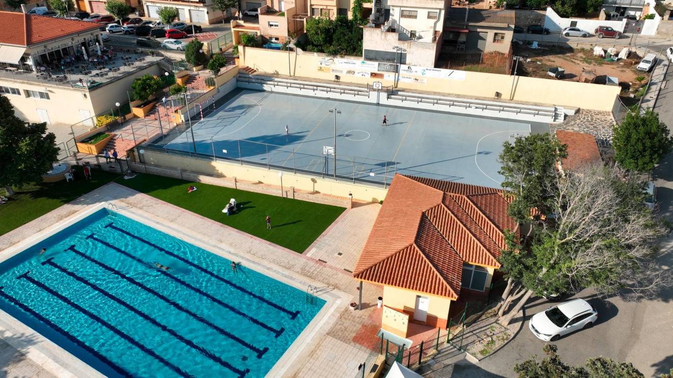 La pista poliesportiva i la piscina de l’Entitat Municipal Descentralitzada de Picamoixons. Foto: Cedida