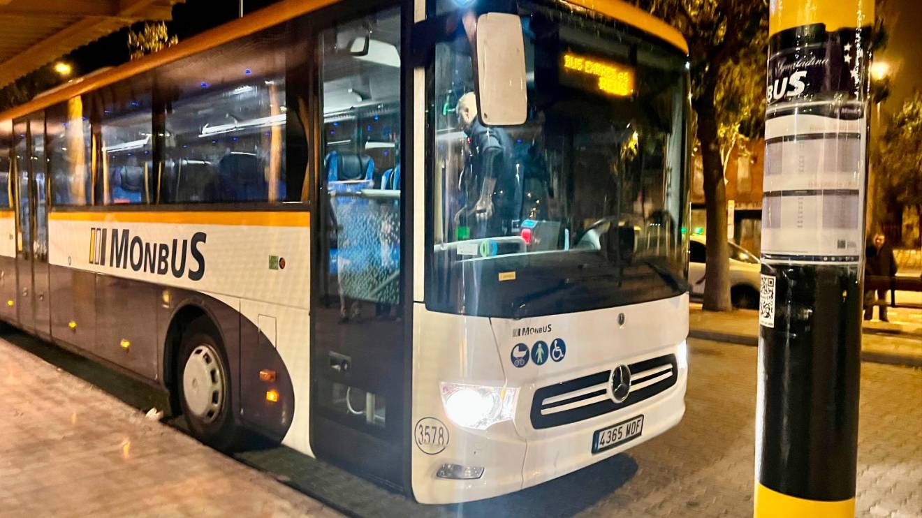 Un dels autobusos de l’operativa, a l’estació de Reus. Foto: Alfredo González