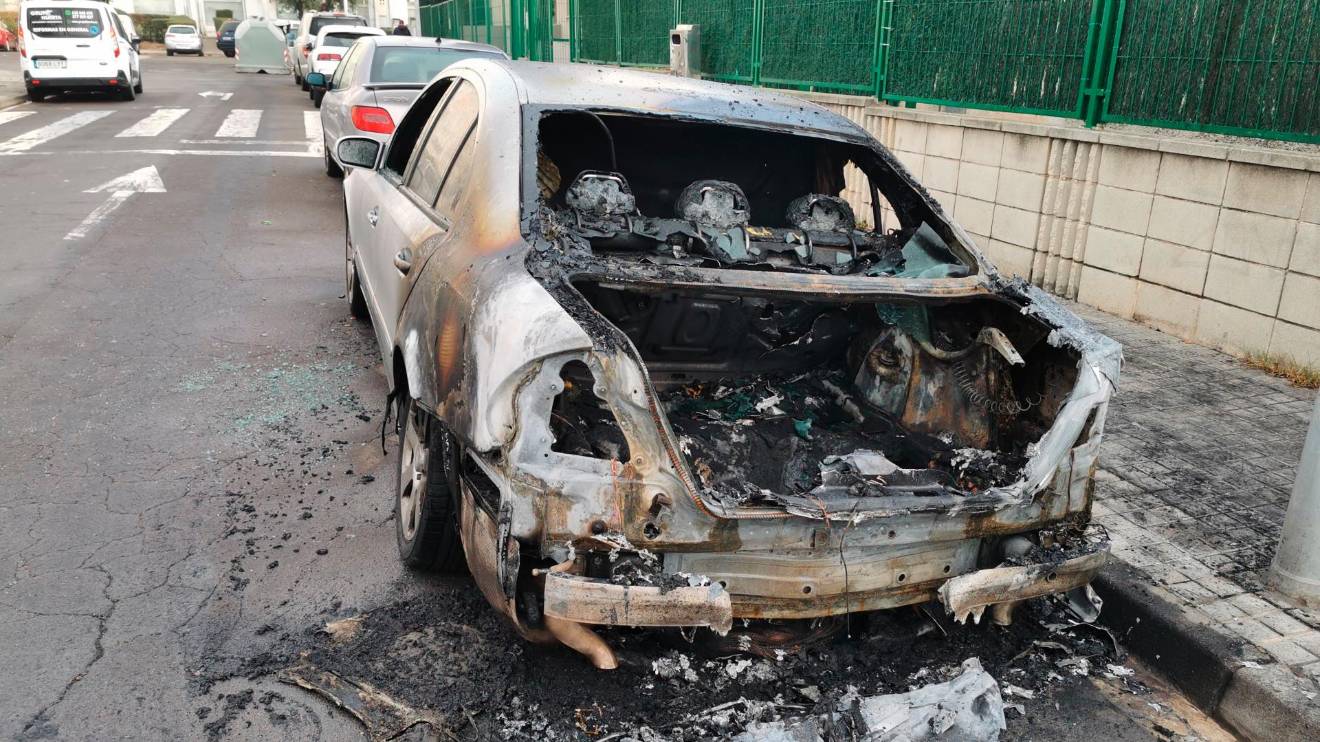 El coche que se ha quemado delante de la guardería. Foto: Àngel Juanpere