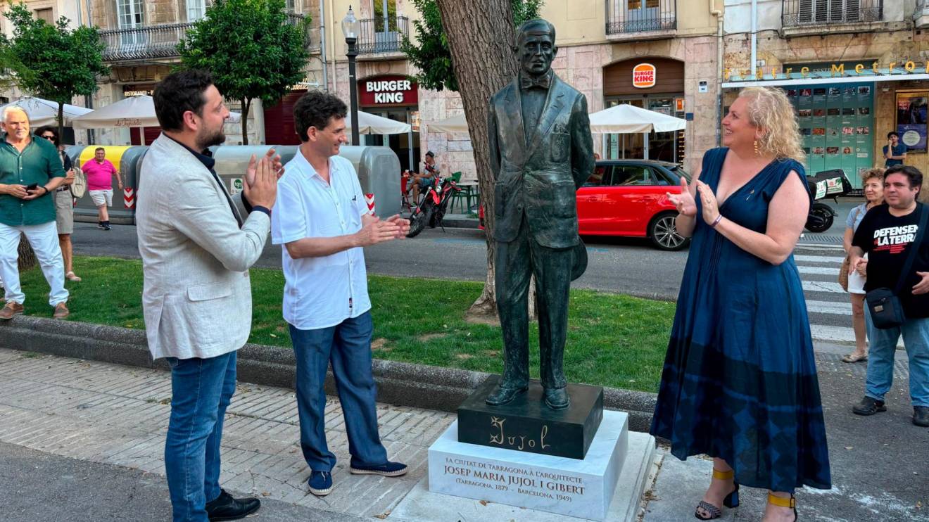 El alcalde de Tarragona, Rubén Viñuales; el autor de la escultura, Joan Serramià, y la concejala de Cultura, Sandra Ramos Foto: Tarragona Cultura