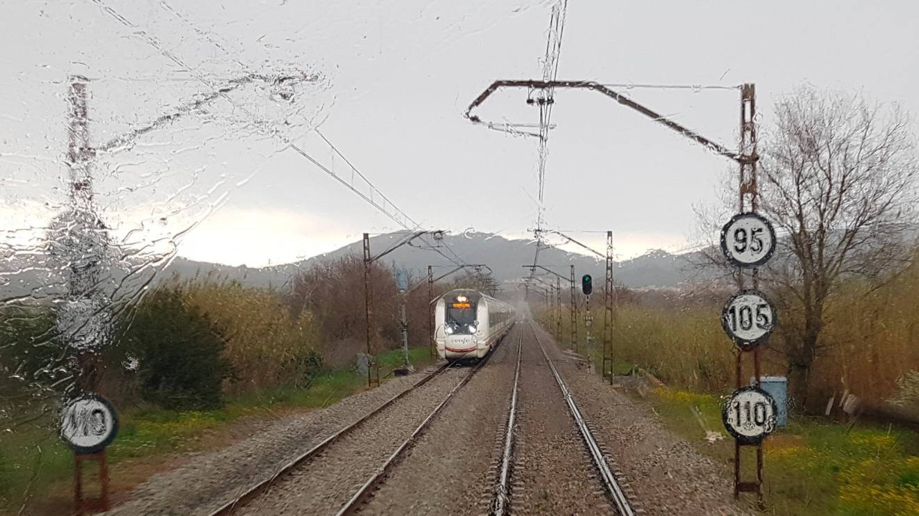 Un tren circulando bajo la lluvia. Foto: Renfe