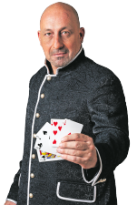 El mago de Bràfim, Jordi Caps, con su baraja de cartas. FOTO: cedida