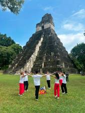 Los Dansaires del Penedès en Tikal. foto: cedida