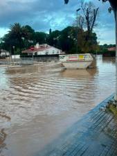 Aspecto que ofrecía a primeras horas de esta mañana la urbanización en imágenes captadas por los vecinos. Fotos: DT