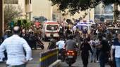 Una ambulancia llega al Centro Médico de la Universidad Americana de Beirut (AUBMC) este martes. Al menos ocho personas murieron este martes y más de 2.800 resultaron heridas, unas 200 de ellas de gravedad, por la explosión en cadena de buscapersonas o mensáfonos que estaban en manos de miembros del grupo chií libanés Hizbulá en varios puntos del Líbano, informó el Ministerio de Salud Pública. Foto: EFE