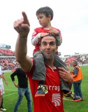 Manolo Martínez con su hijo durante la celebración del último ascenso a Segunda. foto: Lluís Milián