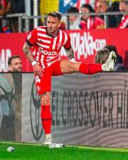 Aleix García estira en la banda en el partido ante el Atlético de Madrid. Foto: Twitter/@97_aleix