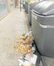 Basura acumulada en uno de los contenedores de la zona. foto: cedida