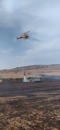 $!El helicóptero bombardero en Forès. Foto: DT