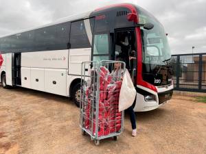 El autobús con los diferentes alzadores a punto de ser colocados. Foto: cedida