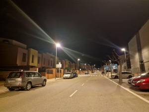 Un dels carrers amb les llums LED que ja hi ha instal·lades. Foto: Cedida